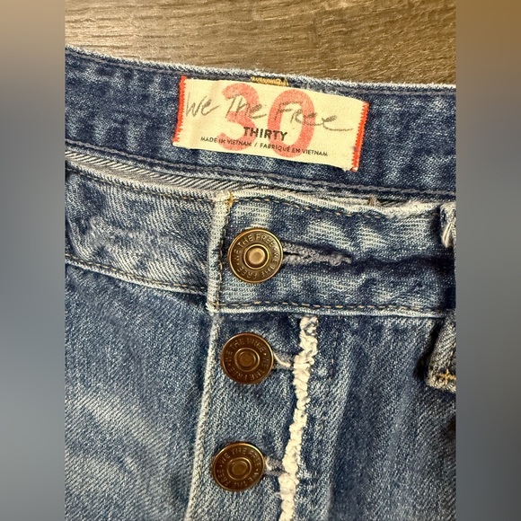 **WORN ONCE!!**FREE PEOPLE - ROMEO ROLLED CUT OFF DENIM SHORTS in Vintage Denim - Picture 6 of 6